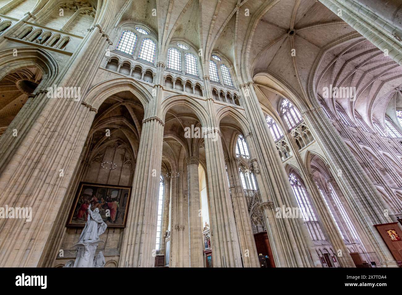 MEAUX, FRANCE, 18 AVRIL 2023 : intérieur et détails architecturaux de la cathédrale Saint-Etienne de Meaux, France Banque D'Images