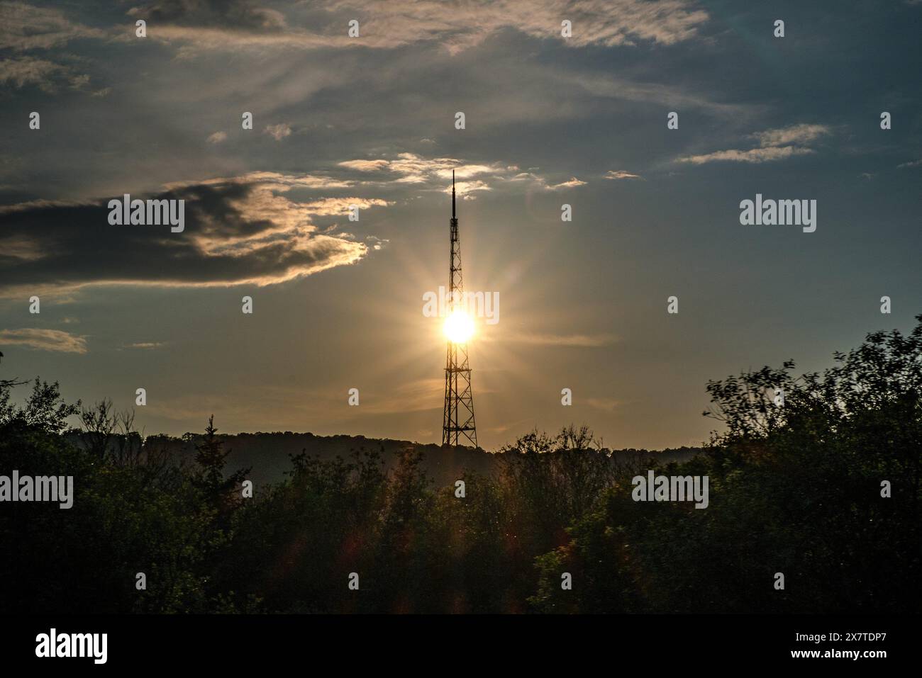 © Arnaud BEINAT/Maxppp. 2024/05/20, Dudelange, Grand Duché du Luxembourg. L'antenne de télédiffusion de Dudelange, haute de plus de trois cent mètres, était le moyen de diffusion hertzien de la Chaîne RTL. FRANÇAIS : mât de 300 mètres de haut supportant l'antenne qui dans le passé transmettait les réseaux RTL TV et radio. Crédit : MAXPPP/Alamy Live News Banque D'Images