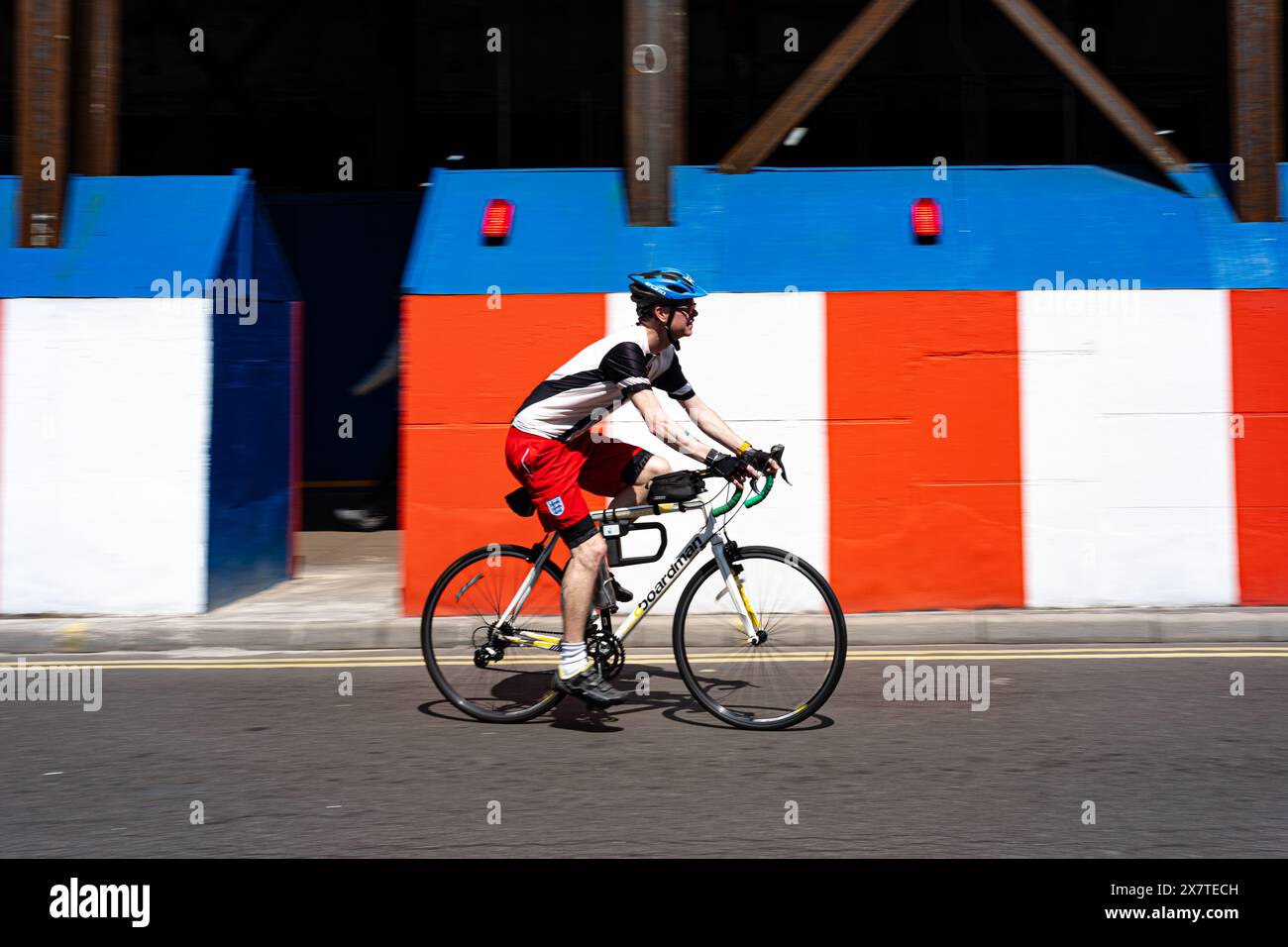 Cycliste portant des pédales shorts Angleterre a passé une structure temporaire sur Oxford Street, à Londres, au Royaume-Uni Banque D'Images