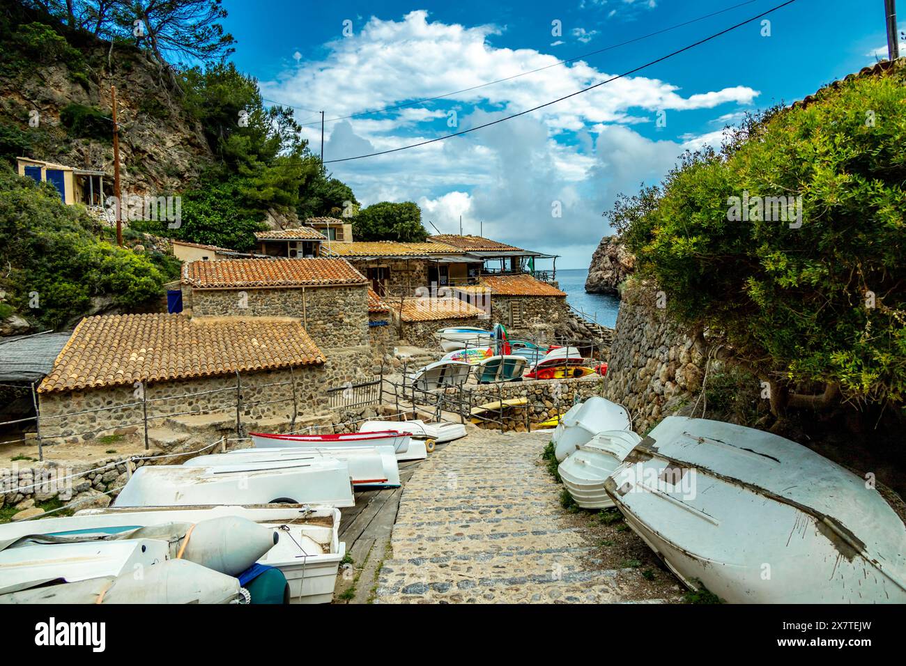 Randonnée côtière à la baie de Cala de Deià sur la belle île Baléares de Majorque - Espagne Banque D'Images