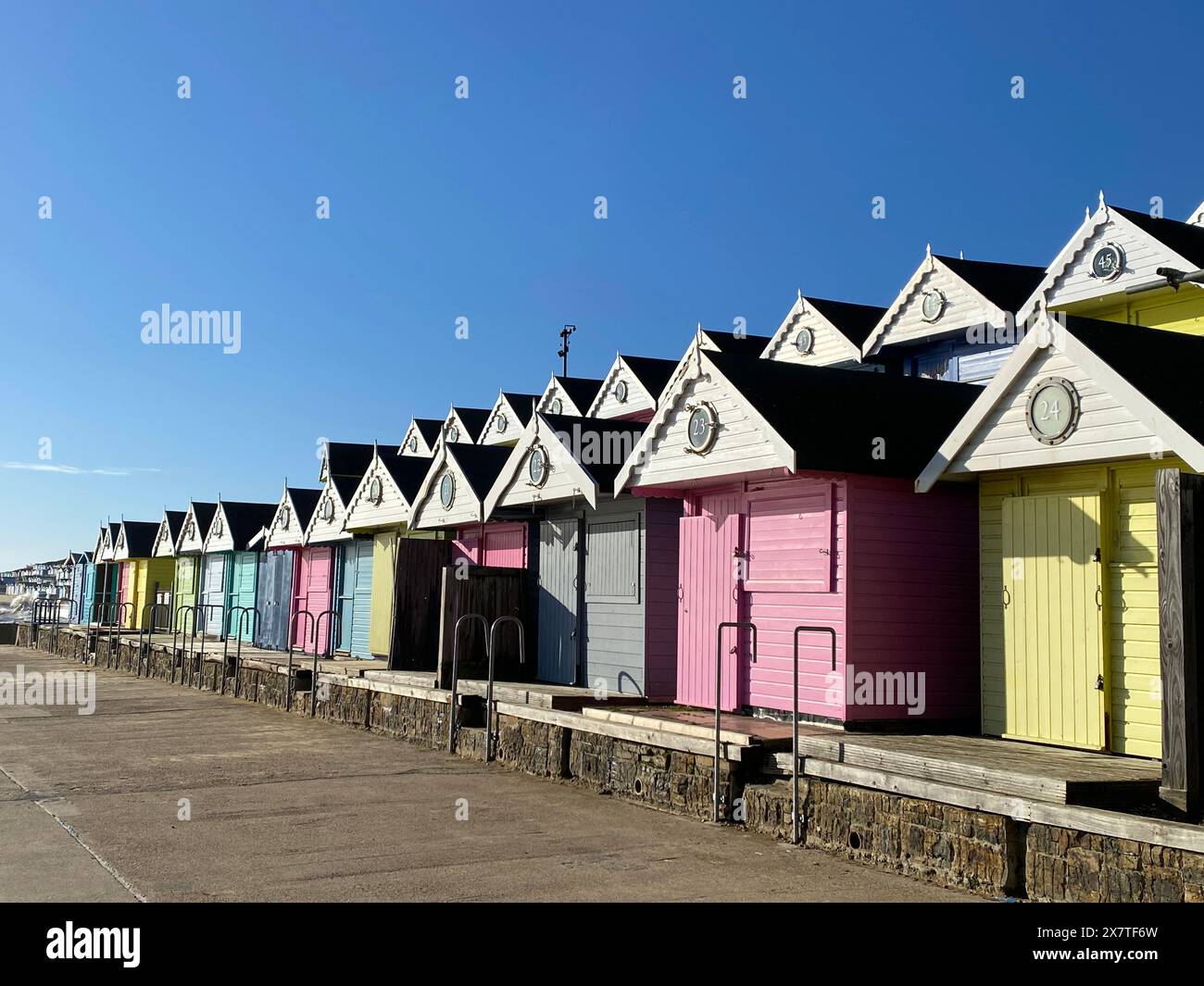 Cabanes de plage sur la plage à Walton on the Naze, Essex au Royaume-Uni Banque D'Images