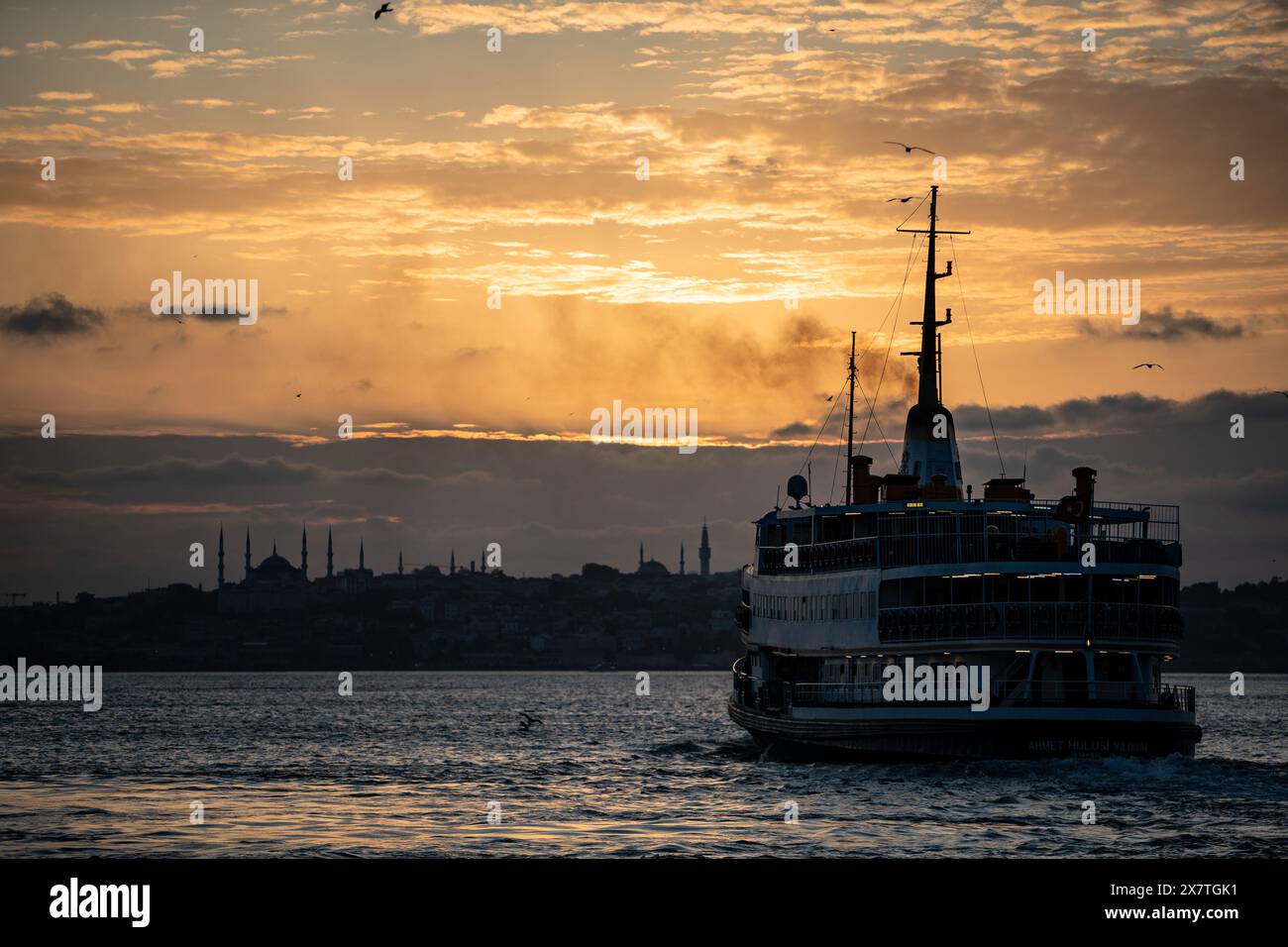 La péninsule historique vue avec les lignes de la ville ferry pendant le coucher du soleil à Istanbul. Banque D'Images