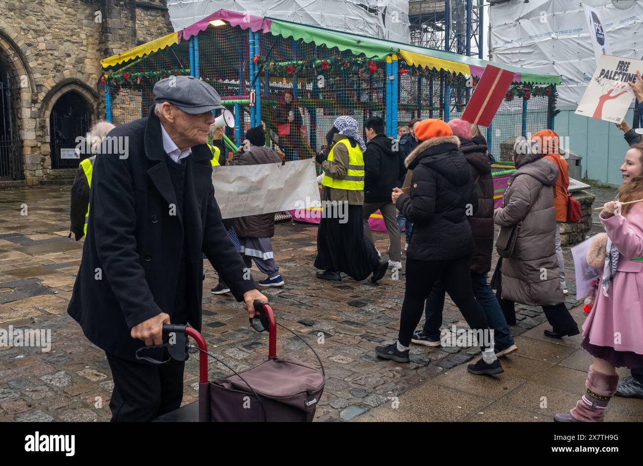 Des gens prennent part à des manifestations pro-palestiniennes, 16 décembre 2023, Southampton, Royaume-Uni. En arrière-plan, un groupe de personnes engagées dans une manifestation pro-Palestine Banque D'Images