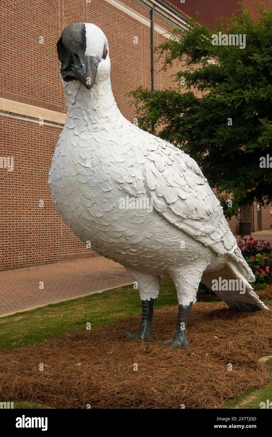 Statue de colombe blessée commandée par le pape Benoît XVI sur le campus de l'Université de Troy dans le centre-ville de Montgomery, Alabama Banque D'Images