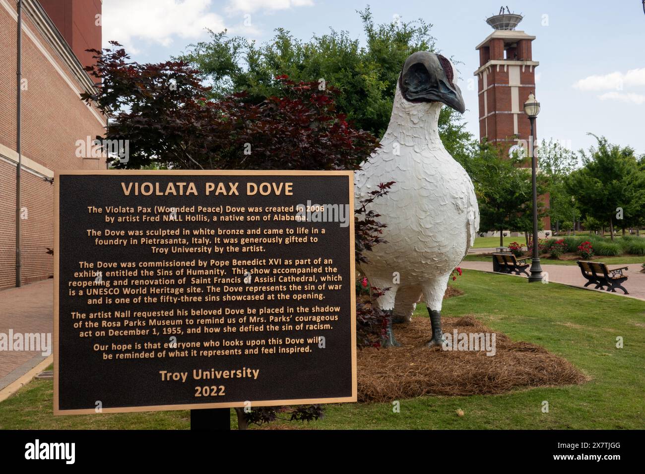 Statue de colombe blessée commandée par le pape Benoît XVI sur le campus de l'Université de Troy dans le centre-ville de Montgomery, Alabama Banque D'Images