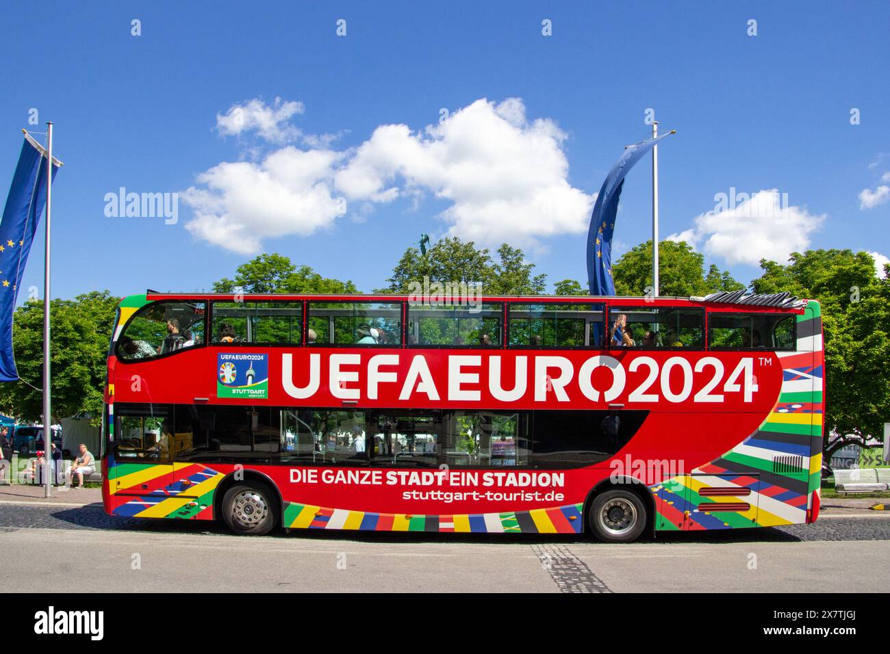 Visite touristique en bus citytour avec design spécial UEFA Euro 2024 à Stuttgart, en Allemagne, l'une des villes hôtes Banque D'Images