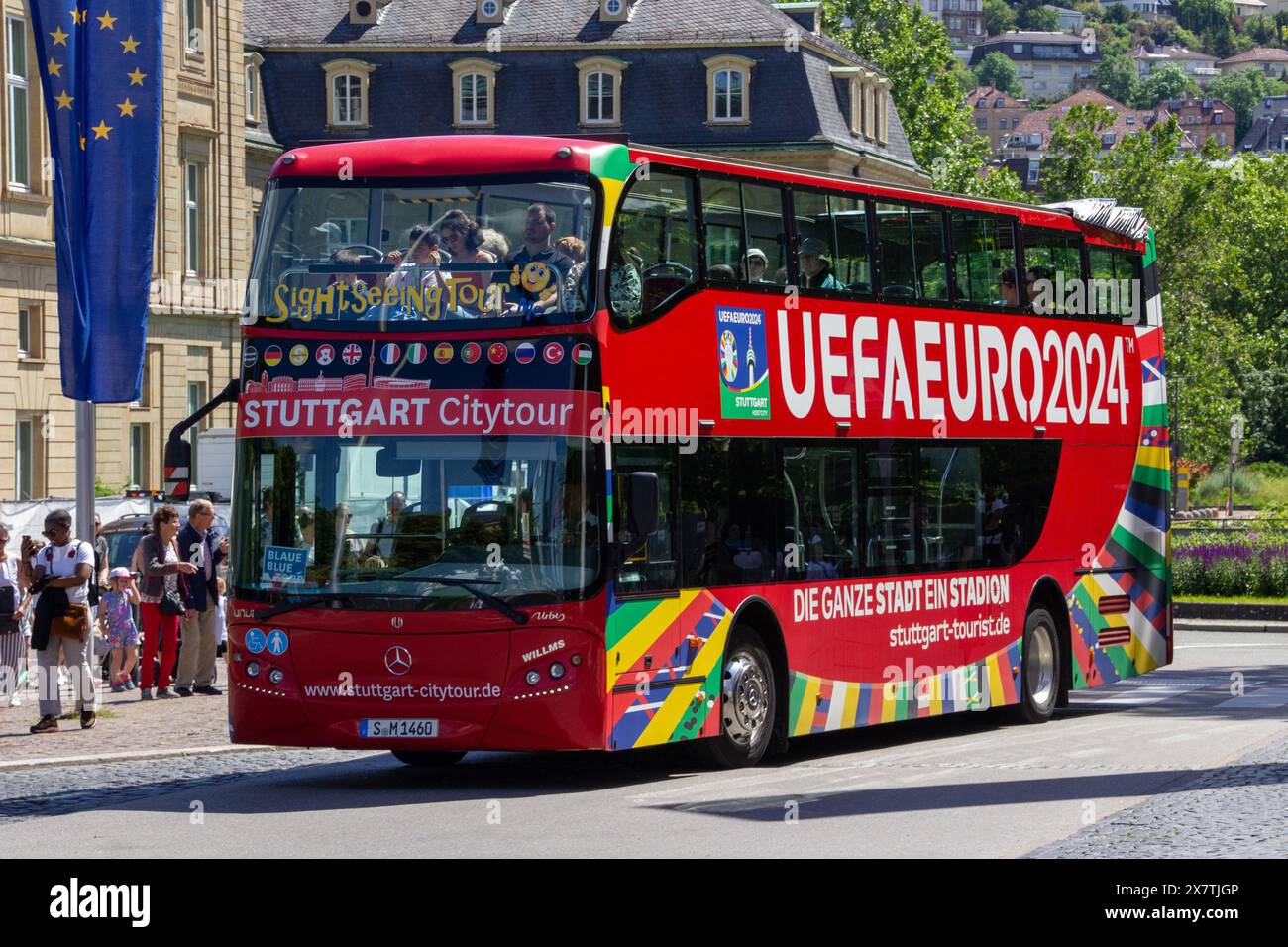 Visite touristique en bus citytour avec design spécial UEFA Euro 2024 à Stuttgart, en Allemagne, l'une des villes hôtes Banque D'Images