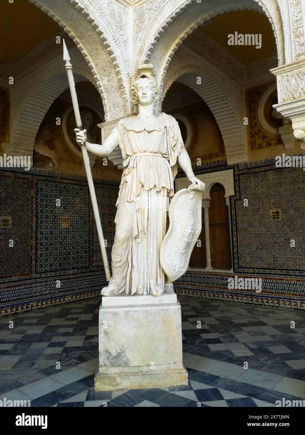 Statue de Pallas Athena dans la cour du palais de style mudéjar du xvi siècle Casa de Pilatos à Séville, Andalousie, Espagne Banque D'Images