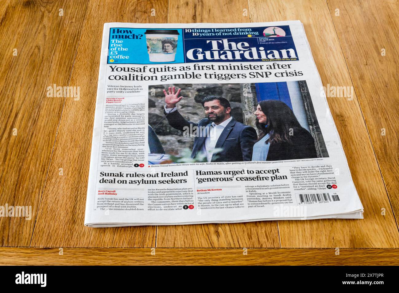 30 avril 2024. Le titre du Guardian lit que Yousaf quitte son poste de premier ministre après que le pari de coalition a déclenché la crise du SNP. Banque D'Images