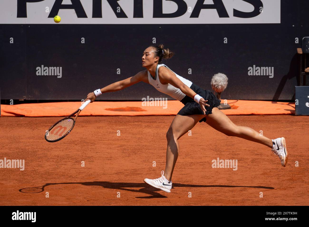 Rome, Italie. 13 mai 2024. Qinwen Zheng, de Chine, en action contre Naomi Osaka, du Japon, au quatrième tour du huitième jour de l'Internazionali BNL D'Italia 2024 au Foro Italico à Rome, en Italie. Qinwen Zheng a gagné contre Naomi Osaka 6 6 - 2 4 crédit : SOPA images Limited/Alamy Live News Banque D'Images