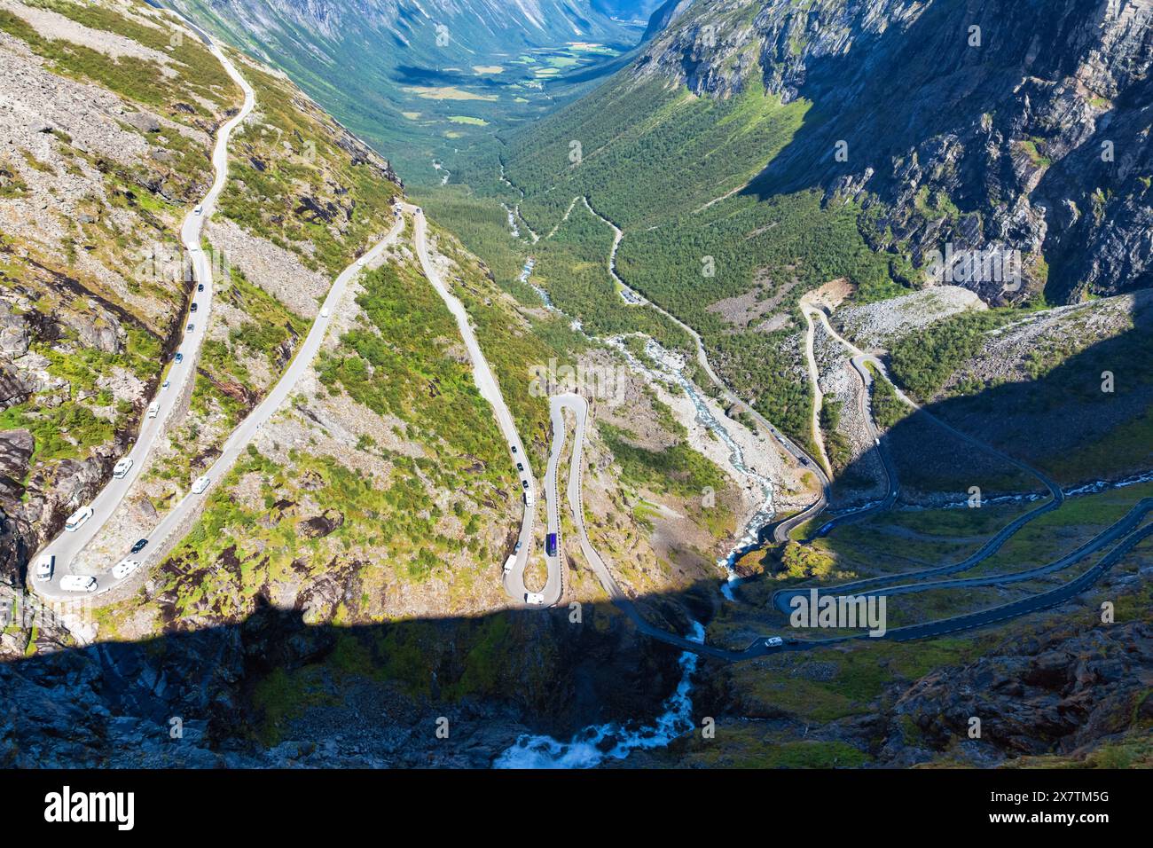 Trollstigen (Trolls Path) route serpentine dans la municipalité de Rauma, plus og comté de Romsdal, Norvège, Scandinavie, est une attraction touristique populaire connue fo Banque D'Images
