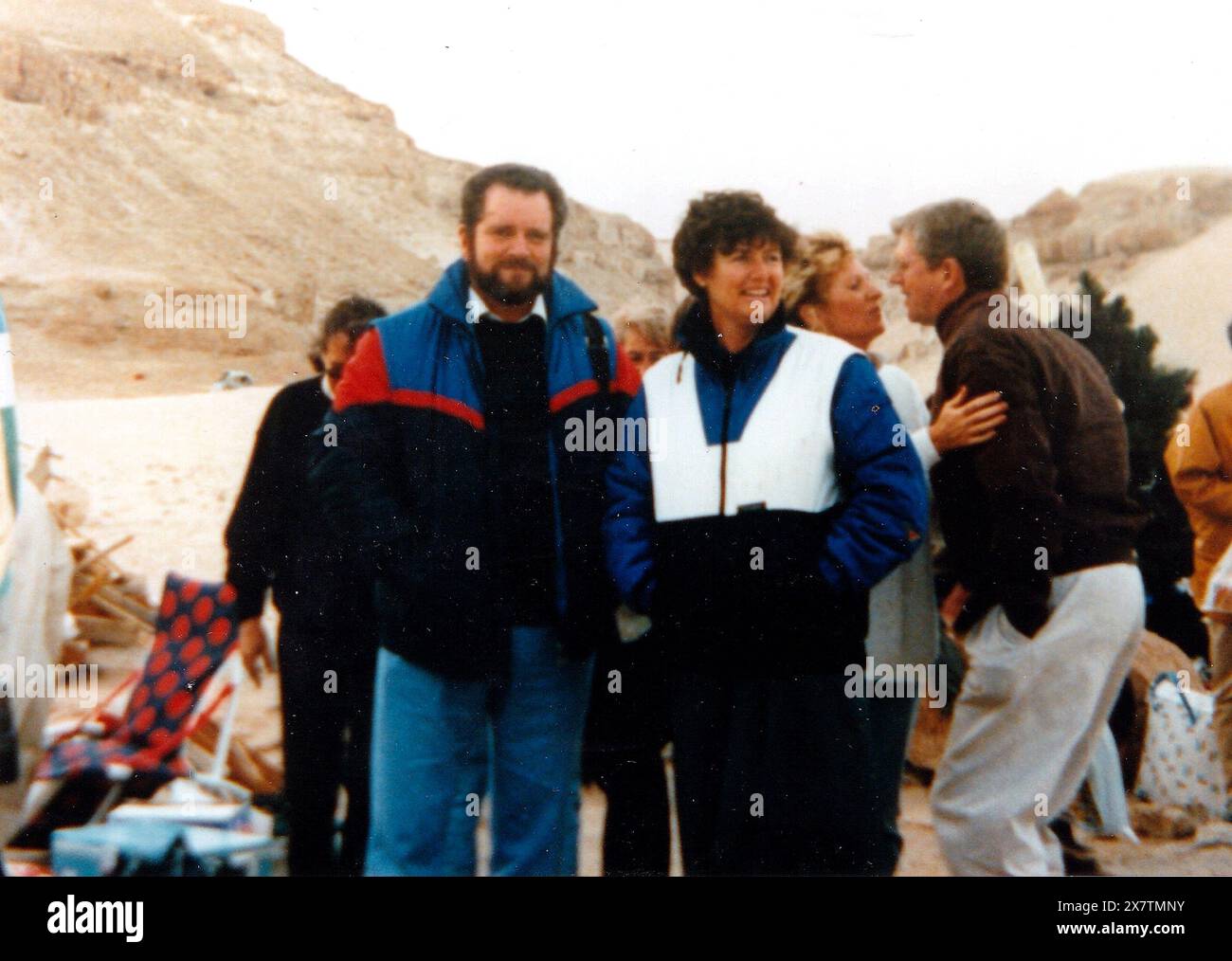 LE CONSUL BRITANNIQUE LARRY BANKS ET SON ÉPOUSE LIZ, QUI A ÉTÉ PRIS EN OTAGE PAR SADAM HUSSEIN LORS DU SIÈGE DE L'AMBASSADE BRITANNIQUE À BAGDAD, 1990 PIC MIKE WALKER 1990 Banque D'Images