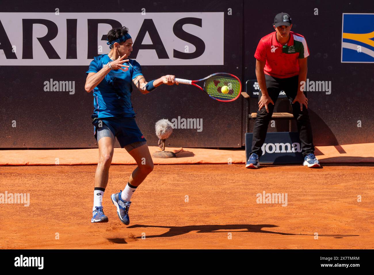 Rome, Italie. 12 mai 2024. Alejandro Tabilo, du Chili, en action lors de son match avec Novak Djokovic, de Serbie, dans le match de troisième tour en simple masculin le septième jour de l'Internazionali BNL D'Italia 2024 au Foro Italico à Rome, Italie. Alejandro Tabilo a gagné contre Novak Djokovic 6-2, 6-3 (crédit image : © Stefano Costantino/SOPA images via ZUMA Press Wire) USAGE ÉDITORIAL SEULEMENT! Non destiné à UN USAGE commercial ! Banque D'Images