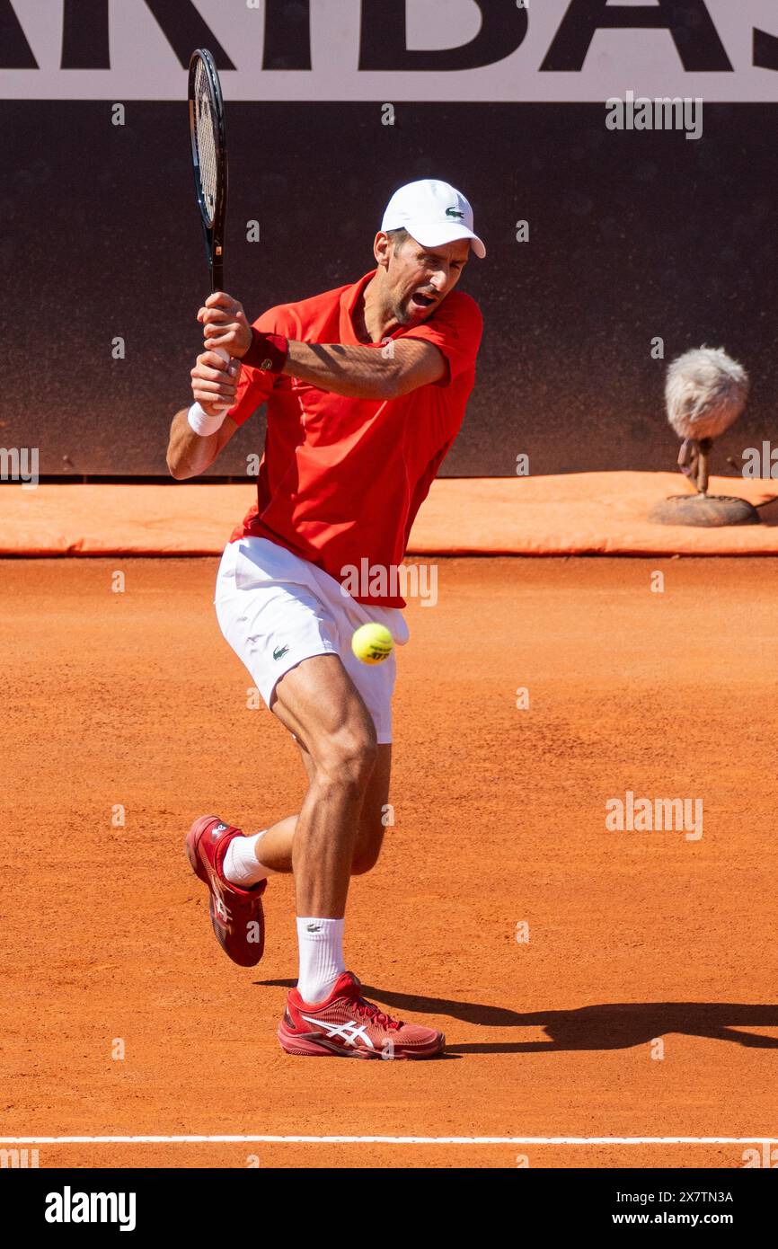 Rome, Italie. 12 mai 2024. Novak Djokovic, de Serbie, en action lors de son match avec Alejandro Tabilo, du Chili, dans le match de troisième tour en simple masculin le septième jour de l'Internazionali BNL D'Italia 2024 au Foro Italico à Rome, Italie. Alejandro Tabilo a gagné contre Novak Djokovic 6-2, 6-3 (crédit image : © Stefano Costantino/SOPA images via ZUMA Press Wire) USAGE ÉDITORIAL SEULEMENT! Non destiné à UN USAGE commercial ! Banque D'Images