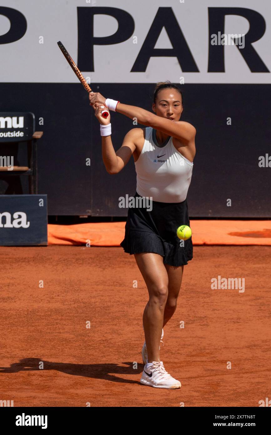 Rome, Italie. 13 mai 2024. Qinwen Zheng, de Chine, en action contre Naomi Osaka, du Japon, au quatrième tour du huitième jour de l'Internazionali BNL D'Italia 2024 au Foro Italico à Rome, en Italie. Qinwen Zheng a gagné contre Naomi Osaka 6 6 - 2 4 (crédit image : © Stefano Costantino/SOPA images via ZUMA Press Wire) USAGE ÉDITORIAL SEULEMENT! Non destiné à UN USAGE commercial ! Banque D'Images