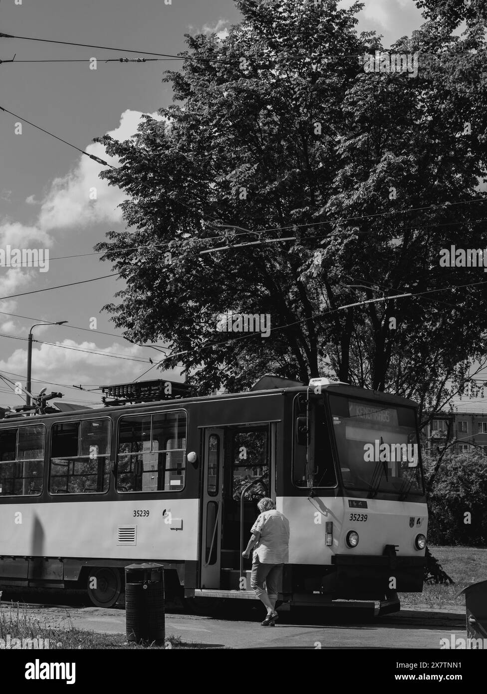 Vue de face de la ligne de tramway 7 destination kengarags.Riga.Latvia 21.05.2024 Banque D'Images