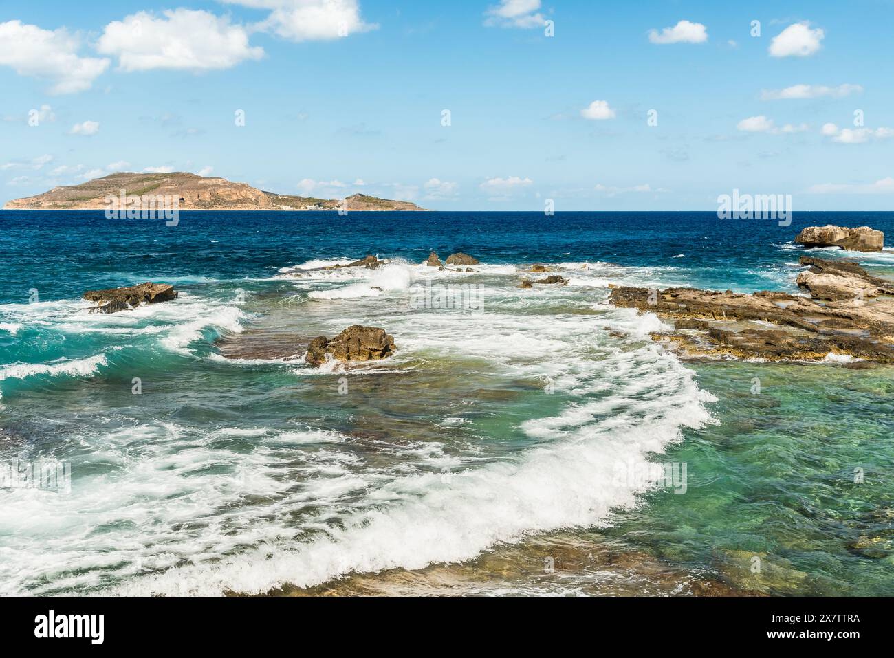 Paysage de la mer Méditerranée depuis le front de mer de l'île de Favignana, province de Trapani, Sicile, Italie Banque D'Images