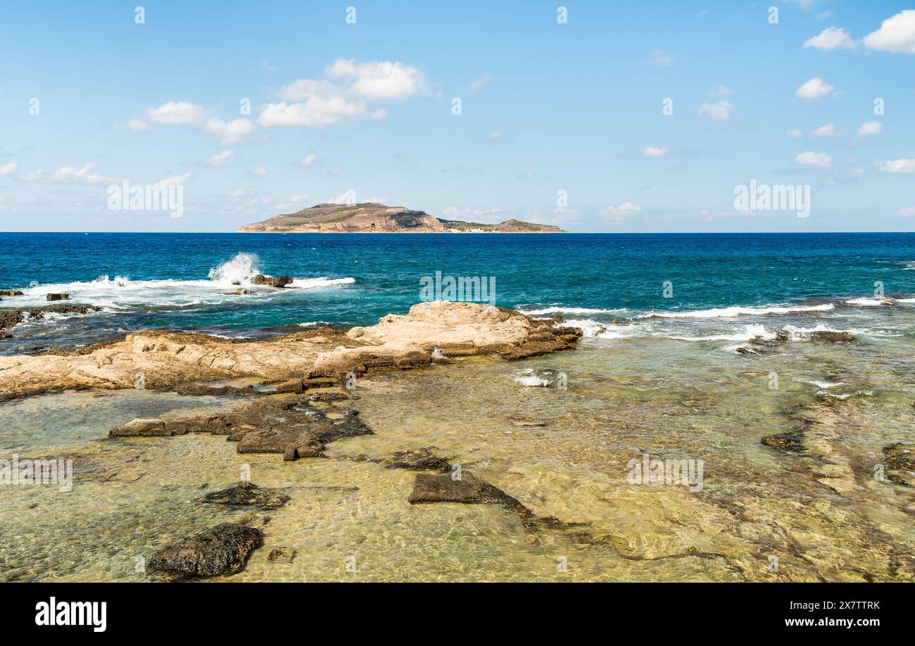 Paysage de la mer Méditerranée depuis le front de mer de l'île de Favignana, province de Trapani, Sicile, Italie Banque D'Images