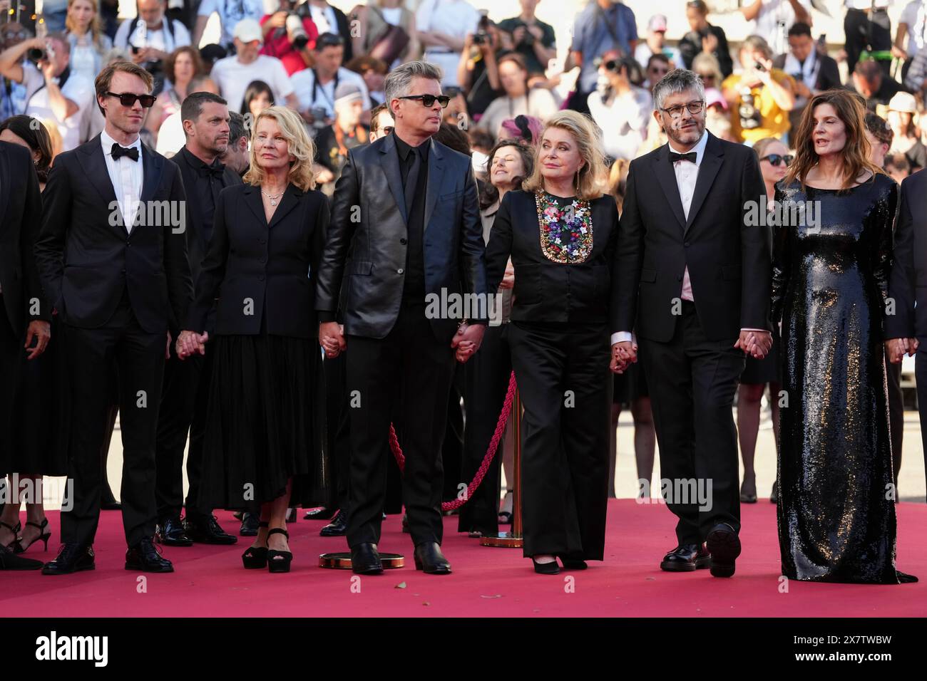 Hugh Skinner, from left, Nicole Garcia, Benjamin Biolay, Catherine Deneuve, Melvil Poupaud, Christophe Honore, and Chiara Mastroianni pose for photographers upon arrival at the premiere of the film 'Marcello Mio' at the 77th international film festival, Cannes, southern France, Tuesday, May 21, 2024. (Photo by Scott A Garfitt/Invision/AP) Banque D'Images
