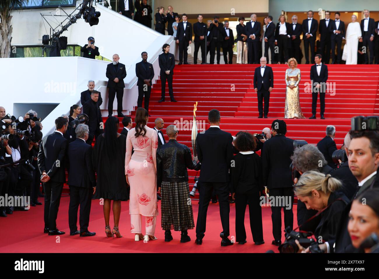 21 mai 2024, Cannes, Côte d'azur, France : les athlètes français et le président DE PARIS 2024 TONY ESTANGUET portent la flamme olympique sur le tapis rouge avant la première projection de Marcello Mio au 77e Festival annuel de Cannes au Palais des Festivals de Cannes, France (crédit image : © Mickael Chavet/ZUMA Press Wire) USAGE ÉDITORIAL EXCLUSIF ! Non destiné à UN USAGE commercial ! Banque D'Images