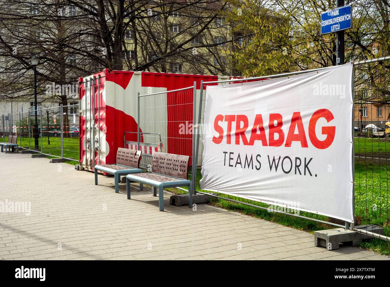 OSTRAVA, RÉPUBLIQUE TCHÈQUE - 11 AVRIL 2018 : logo et conteneur de la société STRABAG sur un chantier de construction à Ostrava, République tchèque Banque D'Images