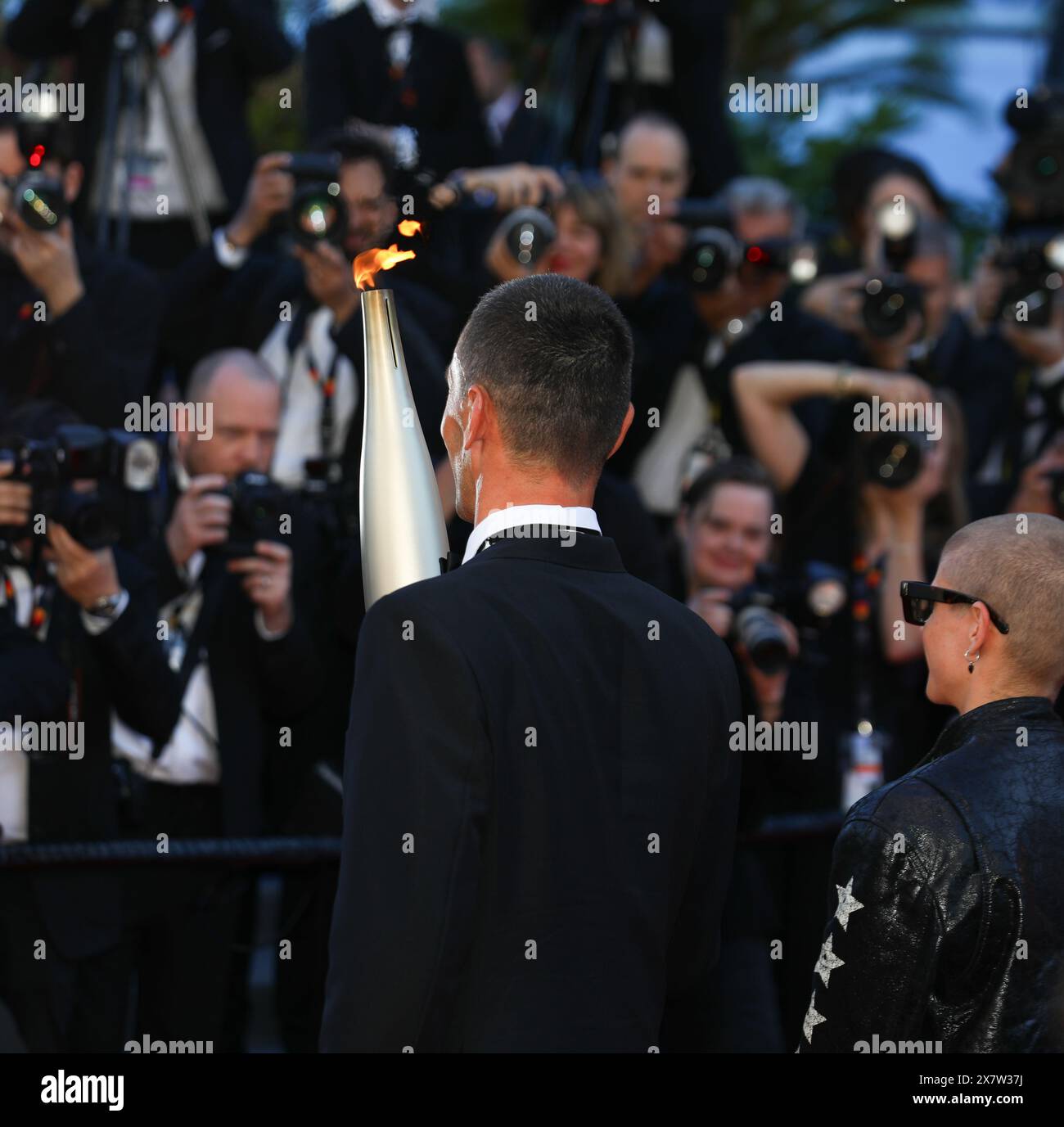 21 mai 2024, Cannes, Côte d'azur, France : les athlètes français portent la flamme olympique sur le tapis rouge avant la première projection de Marcello Mio au 77e Festival annuel du film de Cannes au Palais des Festivals de Cannes, France (crédit image : © Mickael Chavet/ZUMA Press Wire) USAGE ÉDITORIAL SEULEMENT! Non destiné à UN USAGE commercial ! Banque D'Images