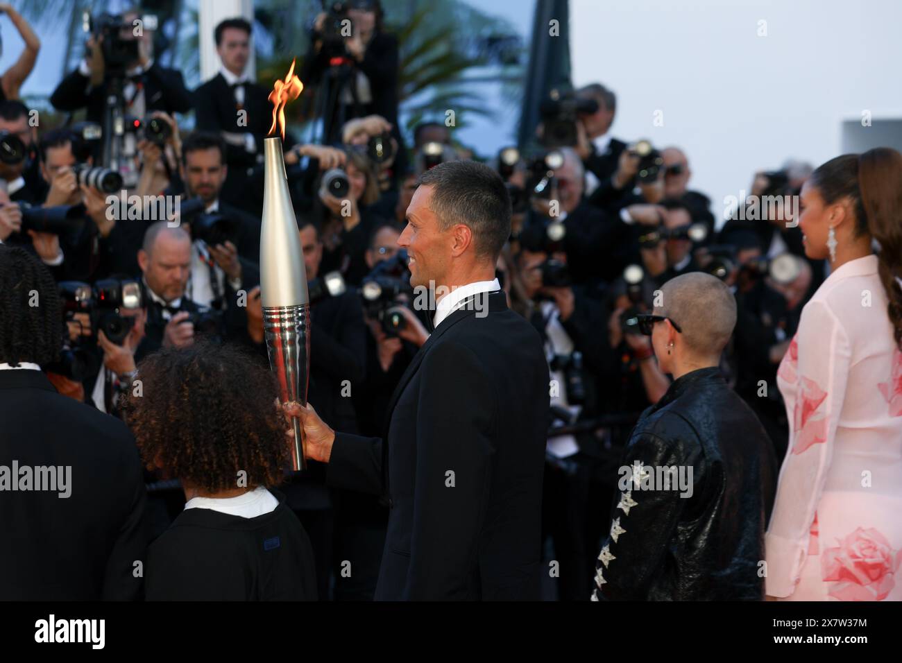 21 mai 2024, Cannes, Côte d'azur, France : les athlètes français portent la flamme olympique sur le tapis rouge avant la première projection de Marcello Mio au 77e Festival annuel du film de Cannes au Palais des Festivals de Cannes, France (crédit image : © Mickael Chavet/ZUMA Press Wire) USAGE ÉDITORIAL SEULEMENT! Non destiné à UN USAGE commercial ! Banque D'Images