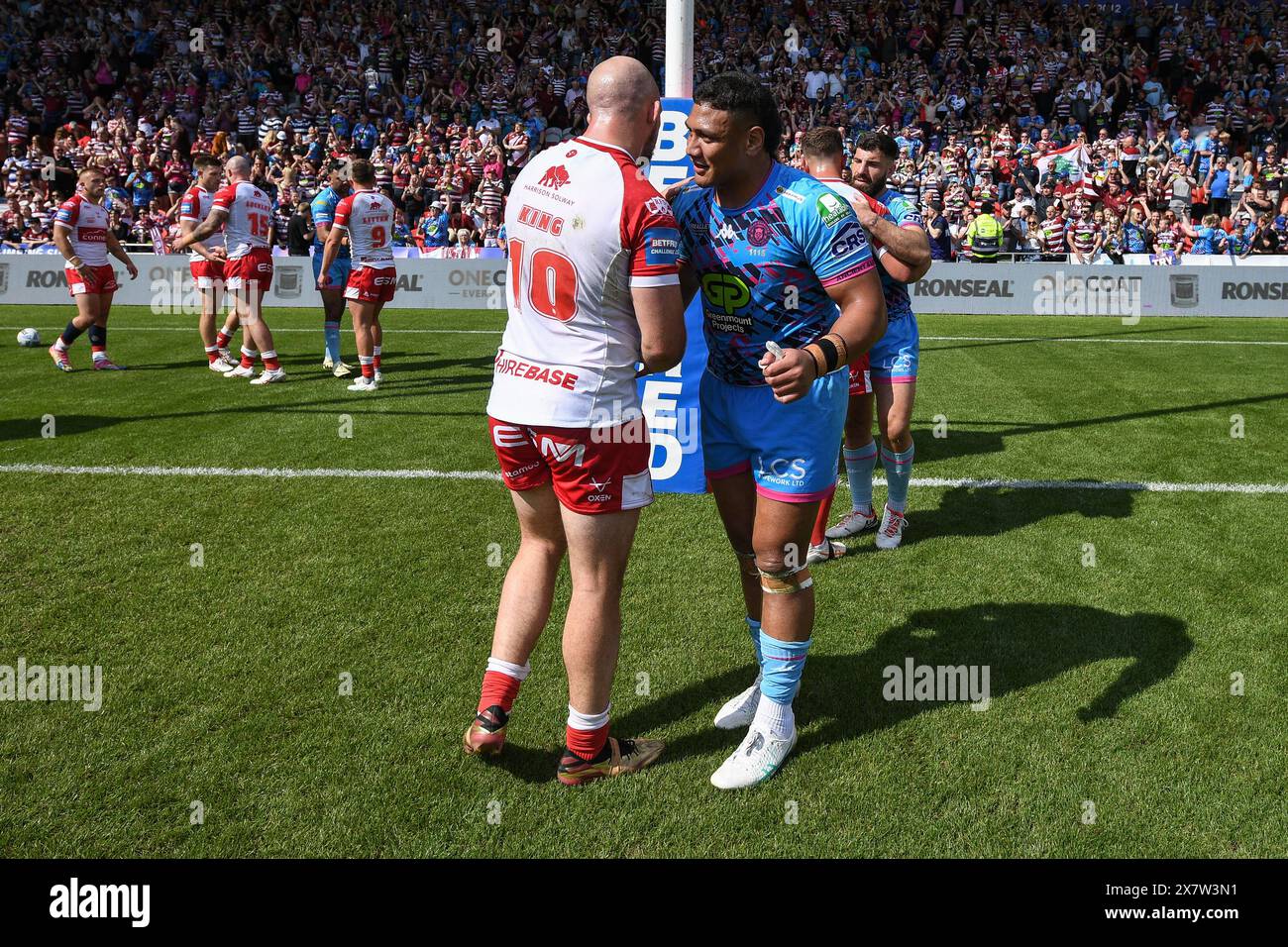 Doncaster, Angleterre - 18 mai 2024 - George King (10 ans) de Hull Kingston Rovers et Patrick Mago de Wigan Warriors. Rugby League Betfred Men's Challenge Cup demi-finale, Hull Kingston Rovers vs Wigan Warriors au stade Eco Power, Doncaster, Royaume-Uni Dean Williams Banque D'Images