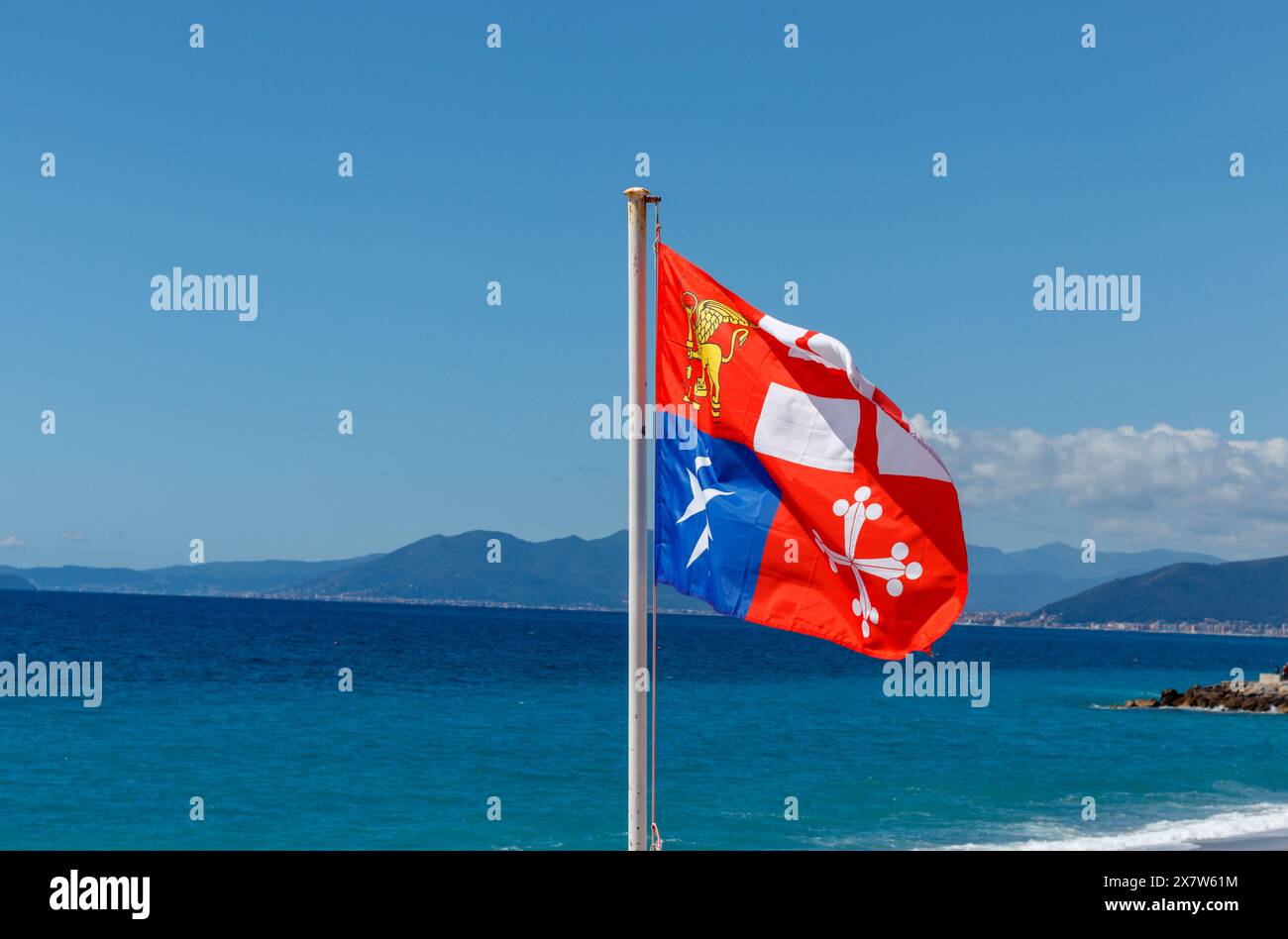 Drapeau balayé par le vent de la marine italienne Marina Militare. Banque D'Images