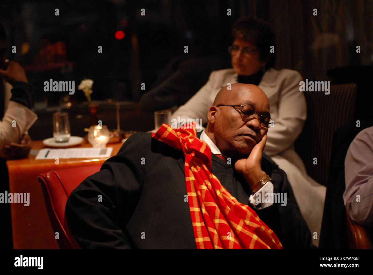 4 juin 2008 - Sommet africain du Forum économique mondial 2008, le Cap, 3-6 juin 2008. Jacob Zuma se repose pendant une séance nocturne. Crédit photo : Eric Miller / african.Pictures Banque D'Images