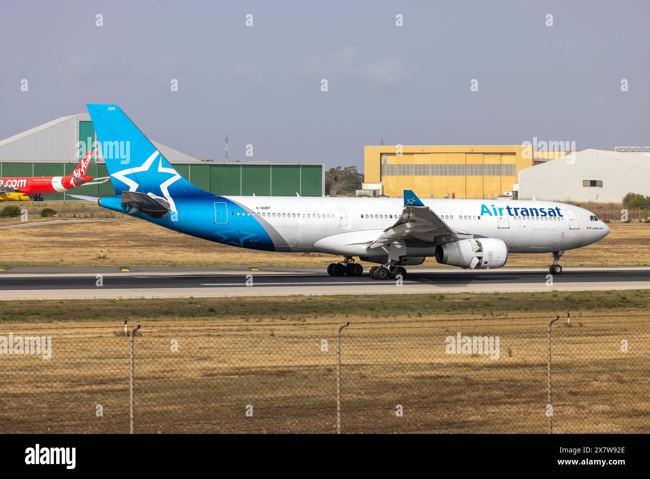 Air Transat Airbus A330-243 (REG : C-GUBT) en provenance du Canada pour l'entretien. Banque D'Images