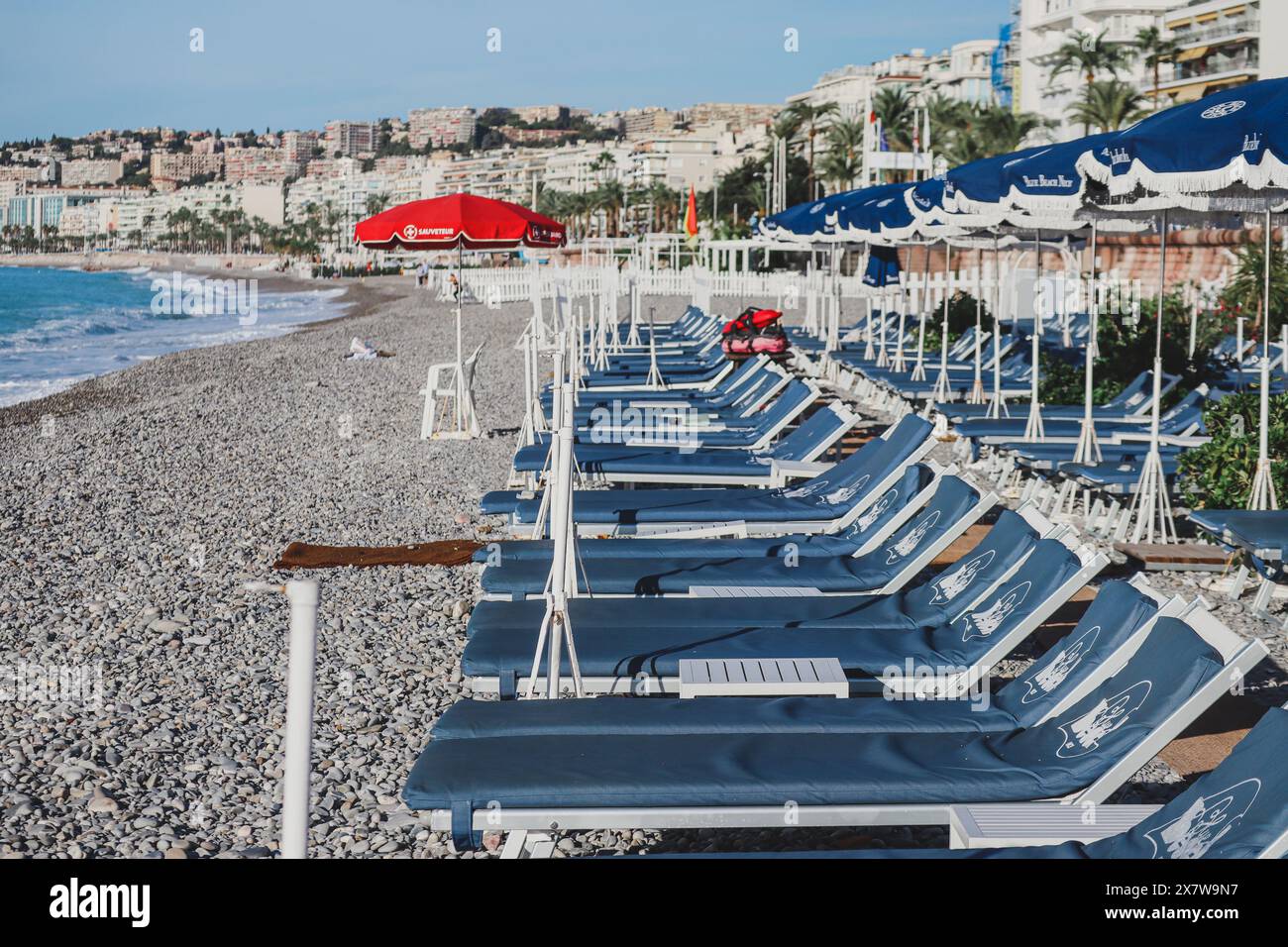 Nice, France - 29.09.2022 : parasols ouverts de la Blue Beach Nice et chaises longues sur la rive de la mer Méditerranée Banque D'Images