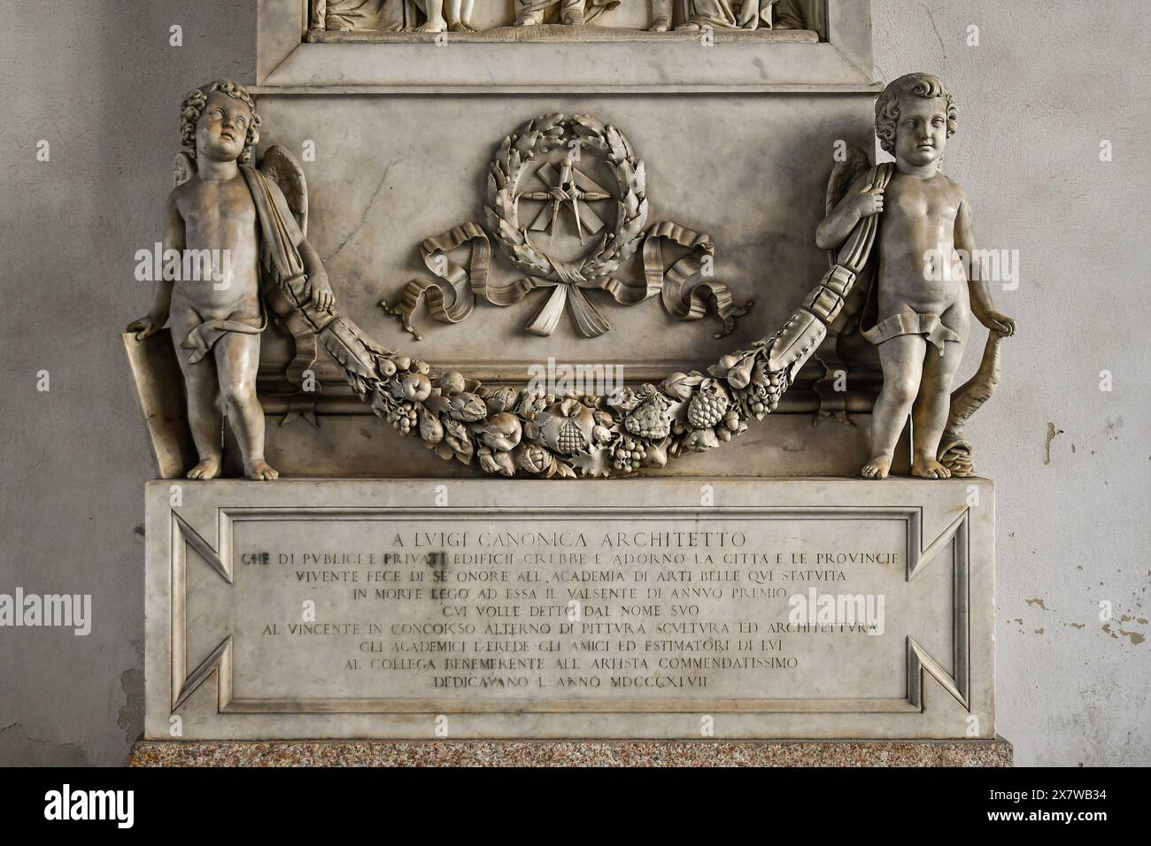 Monument à l'architecte Luigi Canonica par Raffaele Monti, situé dans l'entrée de la cour d'honneur du Palazzo Brera, Milan, Lombardie, Italie Banque D'Images Monument à l'architecte Luigi Canonica par Raffaele Monti, situé dans l'entrée de la cour d'honneur du Palazzo Brera, Milan, Lombardie, Italie Banque D'Images