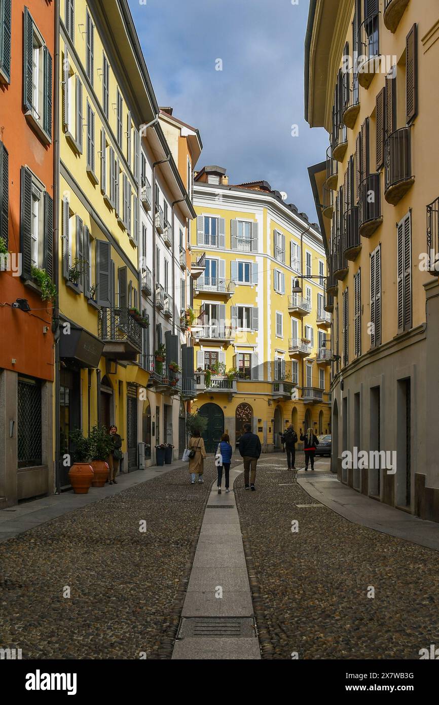 Via Madonnina, l'une des rues pavées les plus caractéristiques de la ville au coeur du quartier de Brera, Milan, Lombardie, Italie Banque D'Images