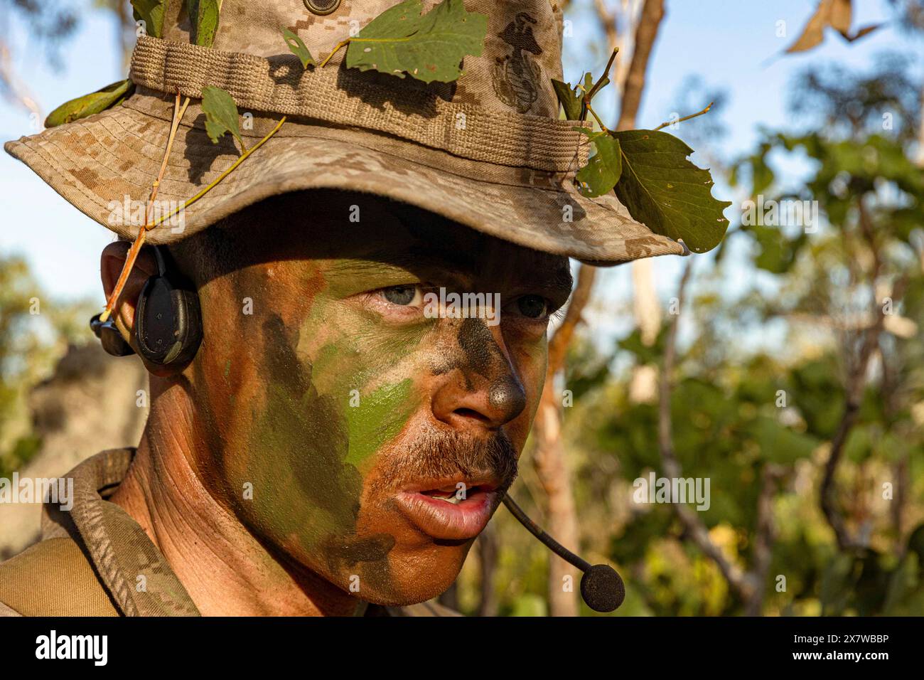 13 mai 2024 - Mount Bundey Training Area, territoire du Nord, Australie - le Sgt Logan Baker, un sergent de peloton de la Fox Company, 2nd Battalion, 5th Marine Regiment (renforcé), Marine Rotational Force ''' Darwin 24.3, observe ses Marines lors d'un exercice de terrain au niveau de la compagnie à Mount Bundey Training Area, NT, Australie, le 13 mai 2024. L'exercice a préparé les Marines pour les exercices et opérations futurs en menant des scénarios d'entraînement offensifs et défensifs dans un environnement d'entraînement austère pour améliorer les tactiques, les techniques et les procédures. Baker est originaire de Kentuc Banque D'Images