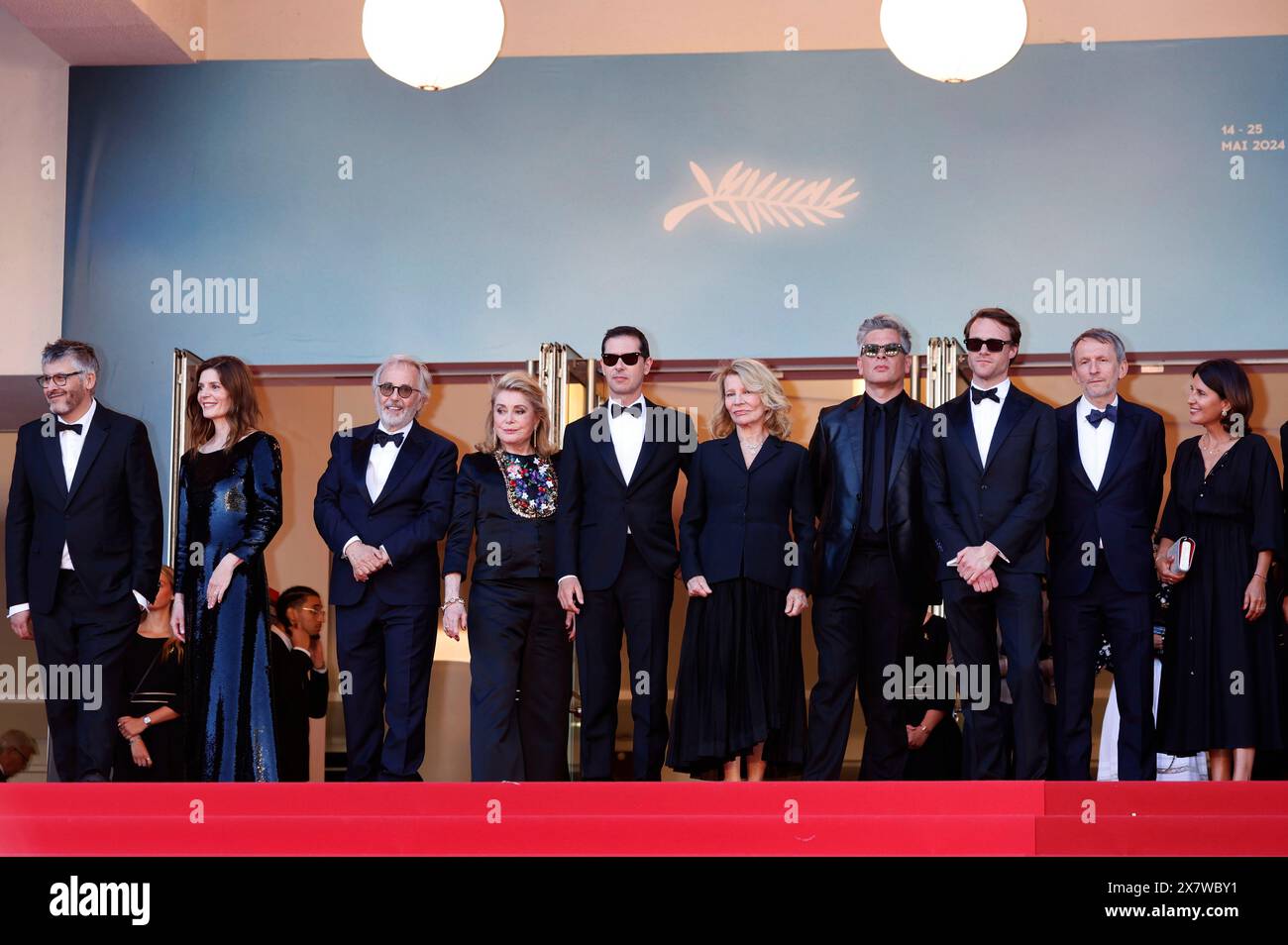 Christophe honore, Chiara Mastroianni, Fabrice Luchini, Catherine Deneuve, Melvil Poupaud, Nicole Garcia, Benjamin Biolay, Hugh Skinner, Philippe Martin und Alexandra Henochsberg BEI der Premiere des Kinofilms 'Marcello Mio' auf dem Festival de Cannes 2024 / 77. Internationale Filmfestspiele von Cannes im Palais des Festivals. Cannes, 21.05.2024 Banque D'Images