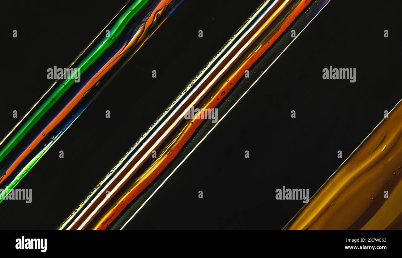 Motif de rayures de fusion en verre coloré abstrait sur fond noir, éléments de design contemporains, texture photo Banque D'Images