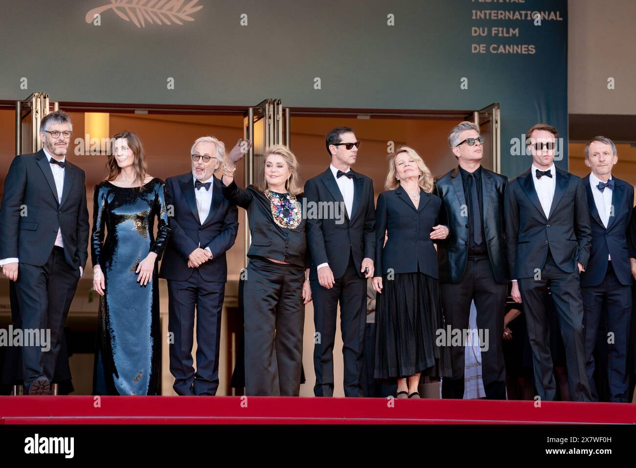 Cannes, France. 21 mai 2024. Christophe Honoré, Chiara Mastroianni, Fabrice Luchini, Catherine Deneuve, Melvil Poupaud, Nicole Garcia, Benjamin Biolay, Hugh Skinner et Philippe Martin assistent à la projection tapis rouge de Marcello Mio au 77e Festival de Cannes au Palais des Festivals le 21 mai 2024 à Cannes, France crédit : BTWImages/Alamy Live News Banque D'Images