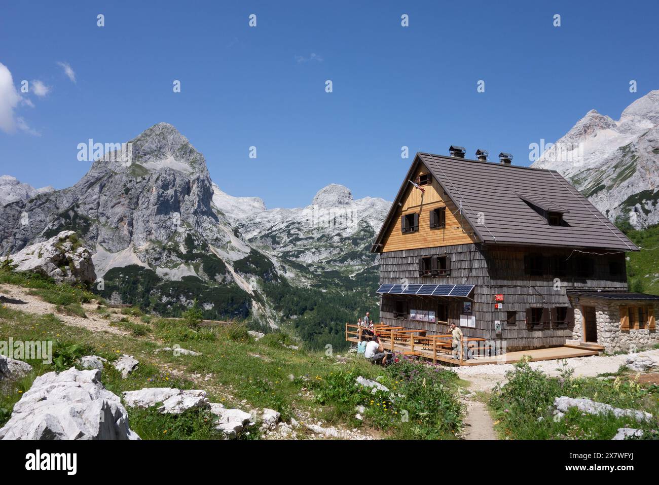 ALPES JULIENNES, SLOVÉNIE - 18 JUILLET 2015 : Vodnikov dom na Velem polu chalet dans les Alpes juliennes slovènes avec des touristes Banque D'Images