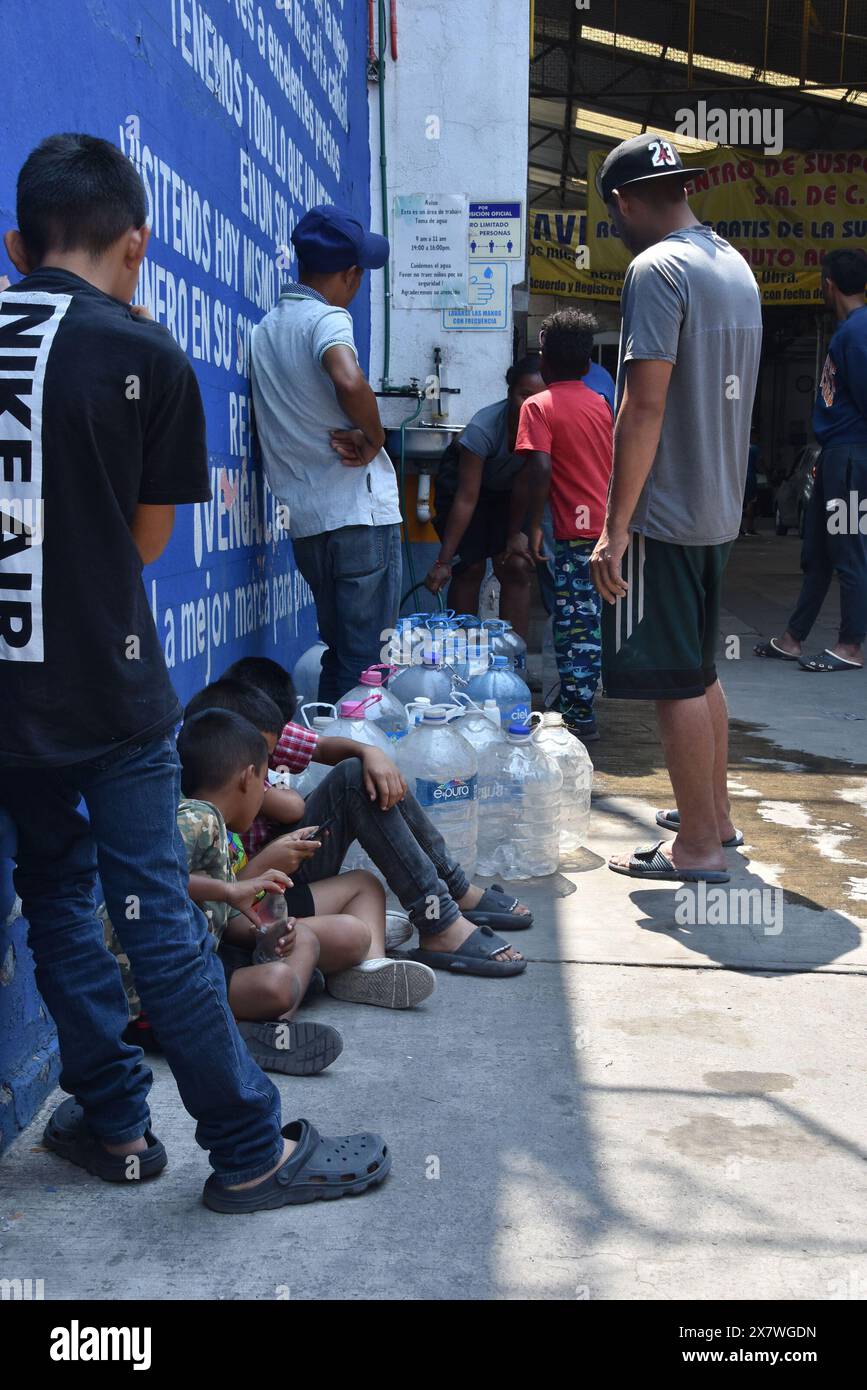 Les migrants du campement dans le quartier de Misterios à Mexico vont tous les jours chercher de l'eau. Banque D'Images