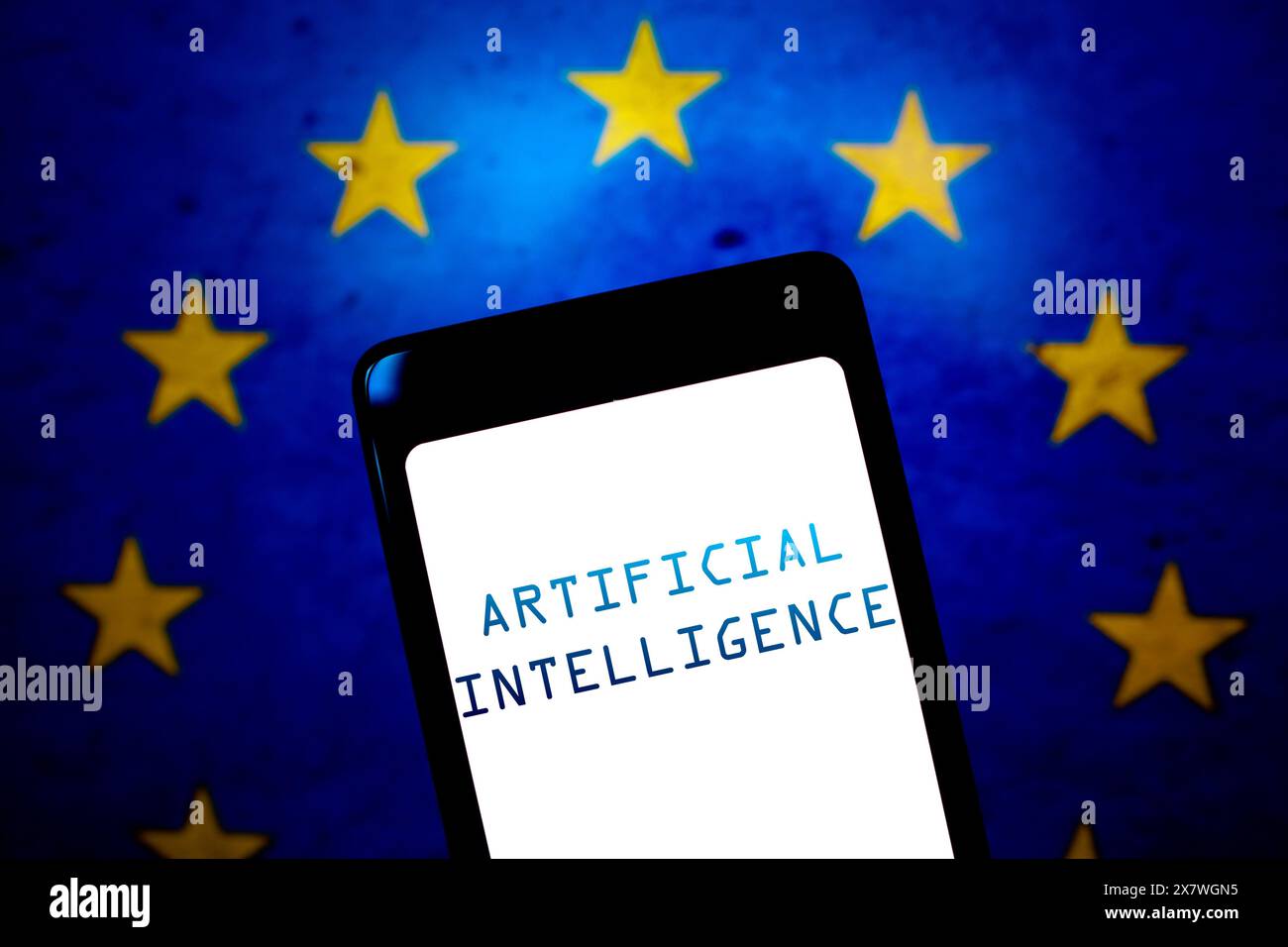 Brésil. 21 mai 2024. Dans cette illustration photo, le texte de l’Intelligence artificielle (IA) est affiché sur un écran de smartphone et en arrière-plan, le drapeau de l’Union européenne. Le Conseil de l'UE a déclaré qu'il avait approuvé la loi sur l'IA ''“, une loi réglementaire révolutionnaire qui établit des règles complètes autour de la technologie de l'intelligence artificielle. (Crédit image : © Rafael Henrique/SOPA images via ZUMA Press Wire) USAGE ÉDITORIAL SEULEMENT! Non destiné à UN USAGE commercial ! Banque D'Images