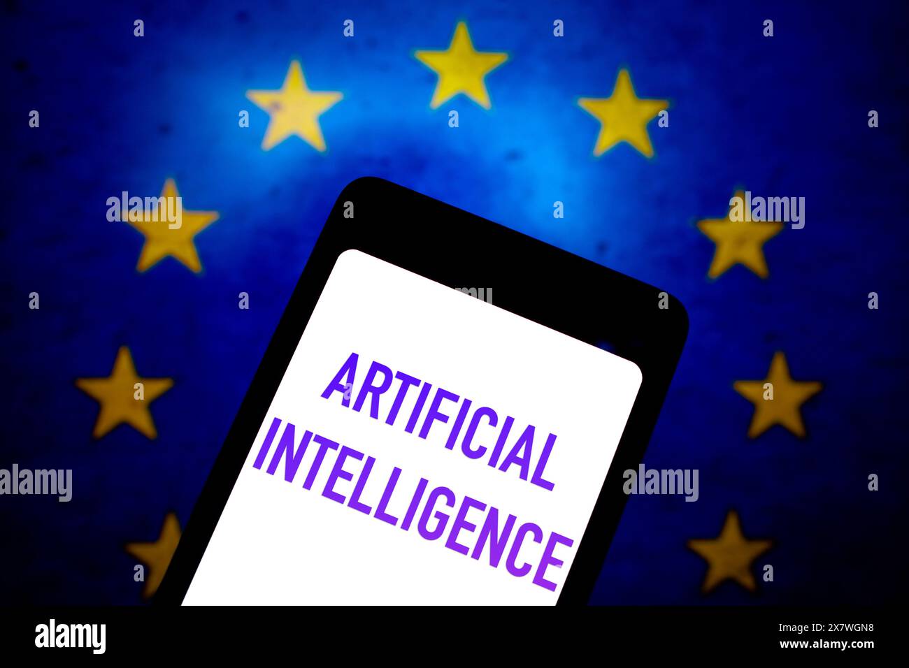 Brésil. 21 mai 2024. Dans cette illustration photo, le texte de l’Intelligence artificielle (IA) est affiché sur un écran de smartphone et en arrière-plan, le drapeau de l’Union européenne. Le Conseil de l'UE a déclaré qu'il avait approuvé la loi sur l'IA ''“, une loi réglementaire révolutionnaire qui établit des règles complètes autour de la technologie de l'intelligence artificielle. (Crédit image : © Rafael Henrique/SOPA images via ZUMA Press Wire) USAGE ÉDITORIAL SEULEMENT! Non destiné à UN USAGE commercial ! Banque D'Images