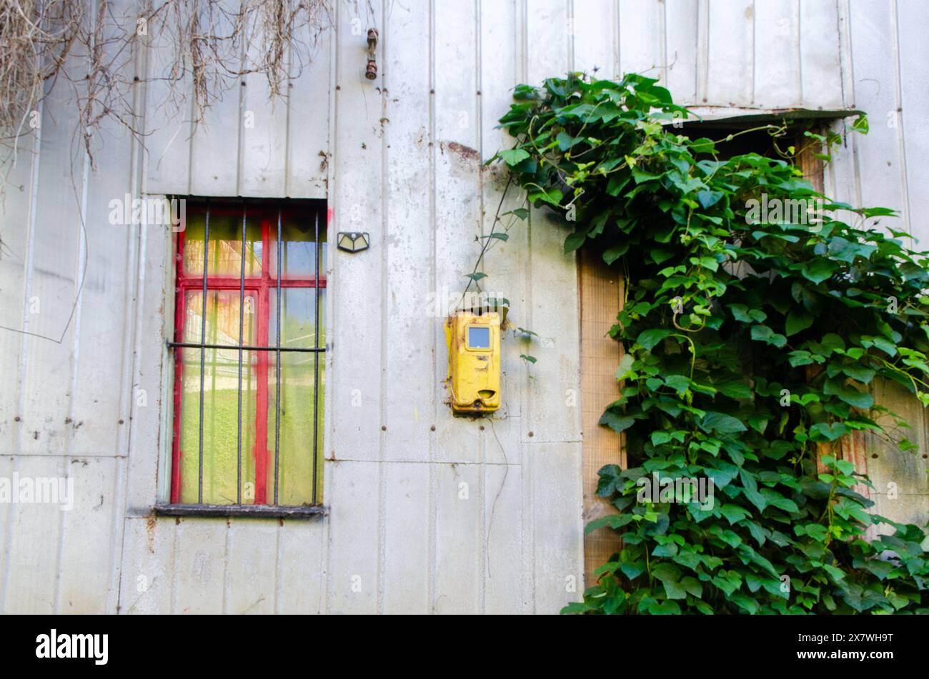 Maison partiellement abandonnée à cerro Cornou à Talcahuano, Chili Banque D'Images