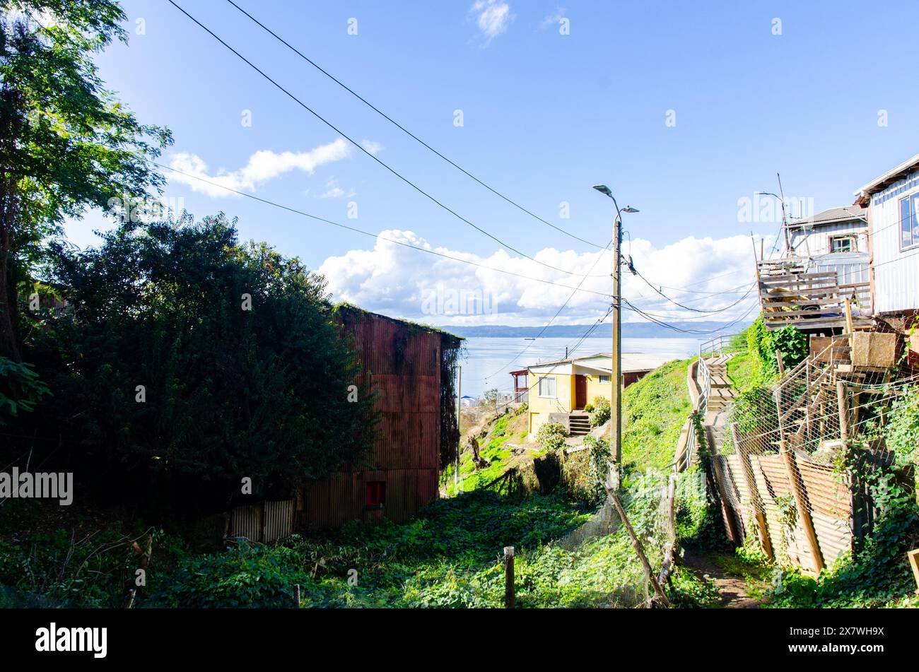 Maisons abandonnées et vulnérables sur le versant du cerro Cornou à Talcahuano, au sud du Chili Banque D'Images