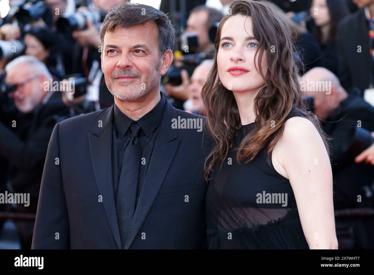 François Ozon et Rebecca Marder assistent à la première tapis rouge de 'Marcello Mio' lors du 77ème Festival de Cannes au Palais des Festivals de Cannes, France, le 21 mai 2024. Banque D'Images