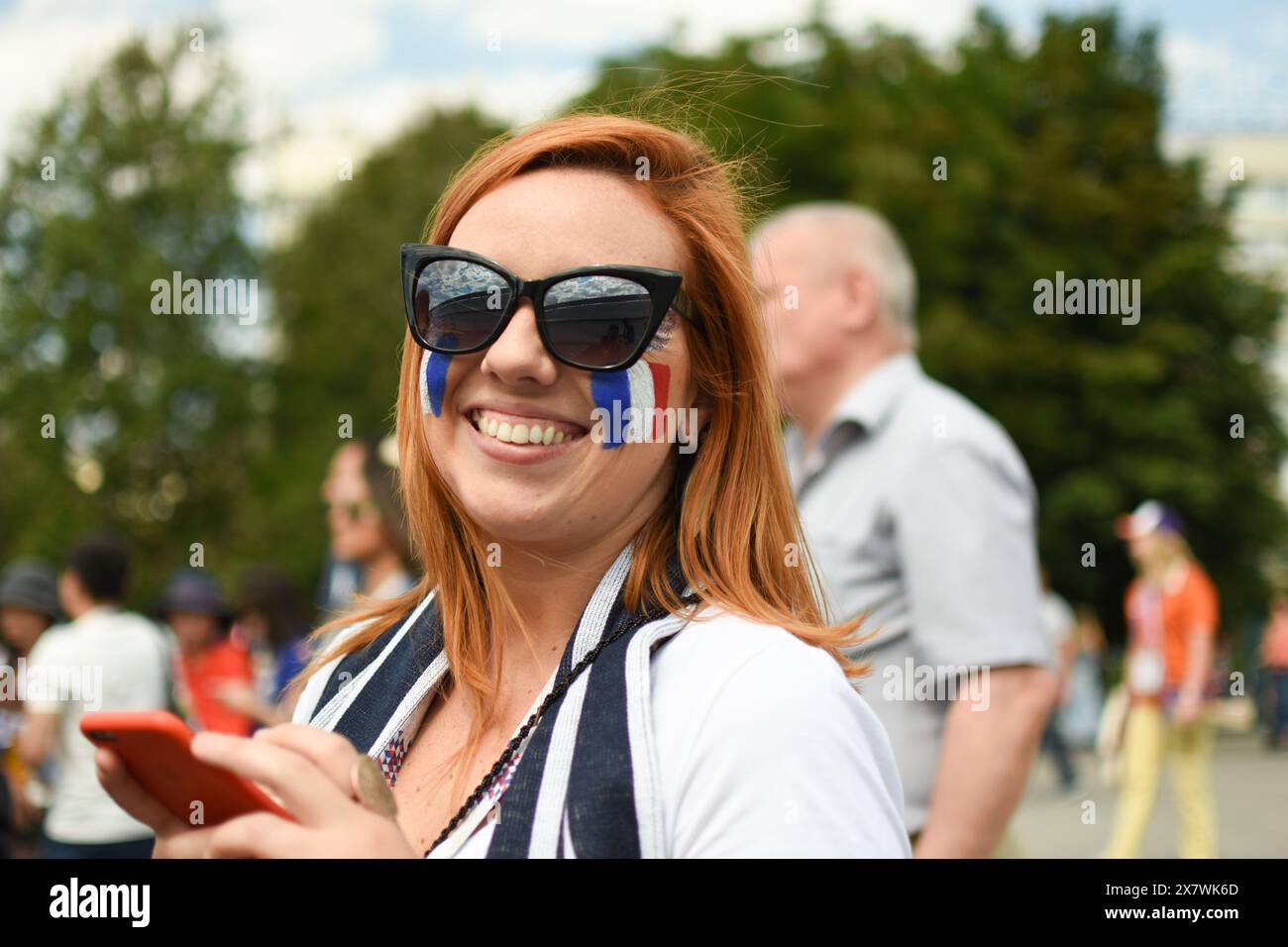 Fille française avec drapeau peint sur son visage au Festival des fans de la FIFA à l'Université d'État de Sparrow Hills à Moscou lors de la Coupe du monde 2018 Banque D'Images