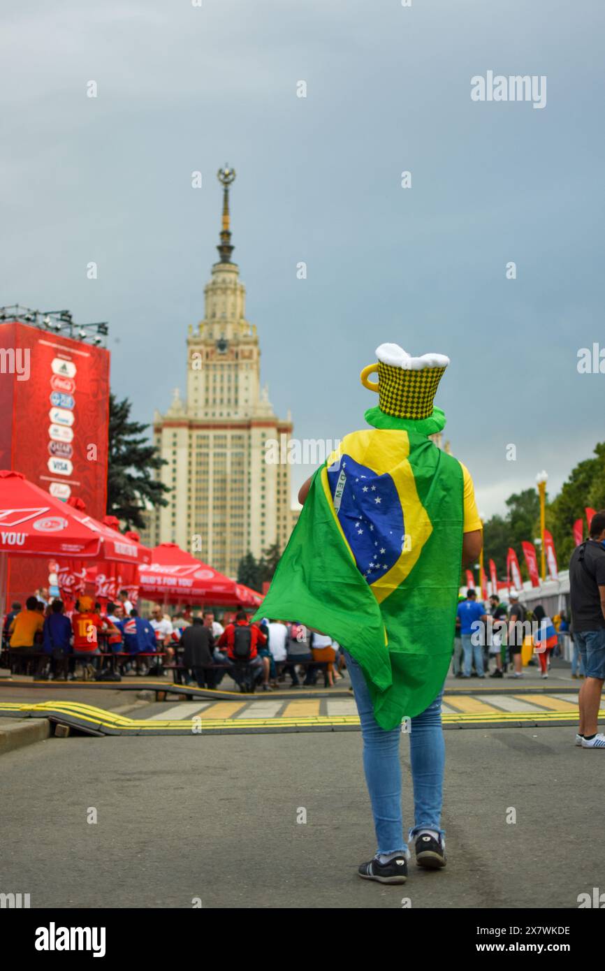 Homme avec drapeau du Brésil et chapeau de tasse de bière au FIFA Fan Fest à l'Université d'État de Sparrow Hills à Moscou lors de la Coupe du monde 2018 Banque D'Images