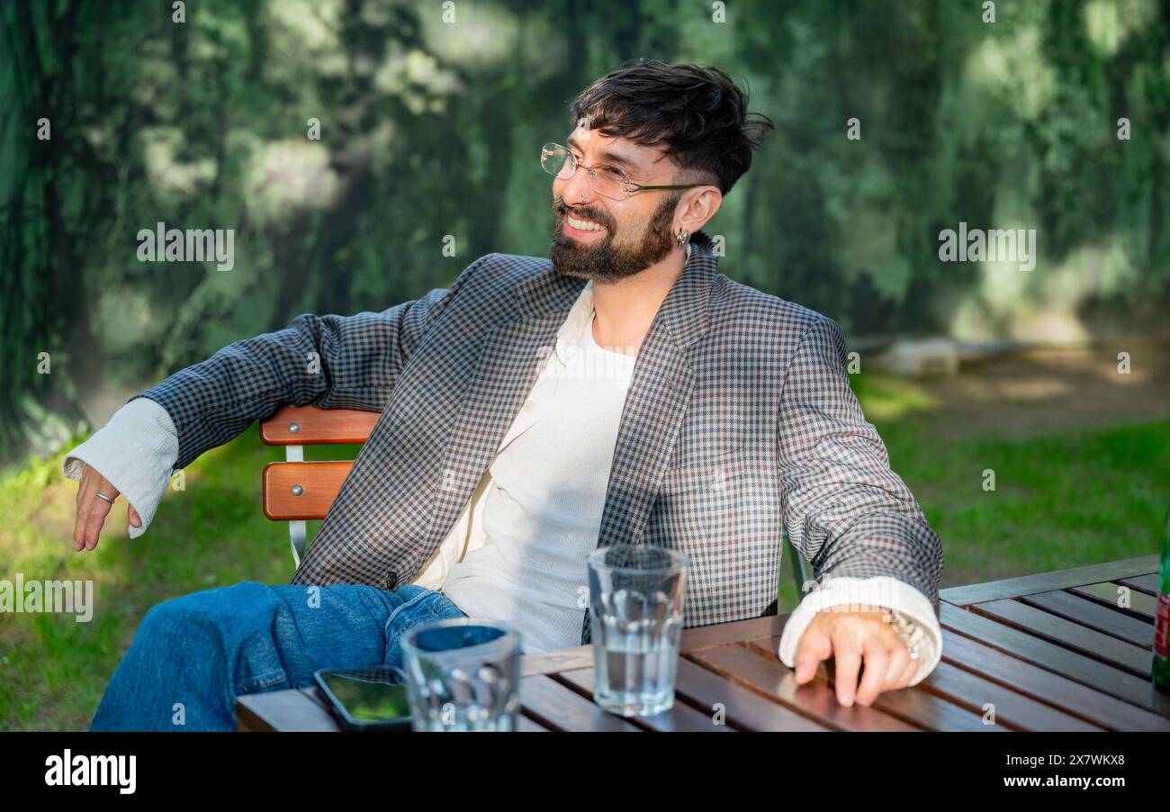 20240521 pièces Der Saisoneroeffnung Theater im Park WIEN, OESTERREICH - 21. MAI : Musiker, Saenger und Schauspieler Tom Neuwirth alias Conchita Wurst waehrend der Pressekonferenz anlaesslich der -Theater im Park- Saisoneroeffnung 2024 AM Belvedere AM 21. Mai 2024 à Wien, Oesterreich. 240521 SEPA 17 029 Copyright : xIsabellexOuvrardx SEPAxMedia Banque D'Images