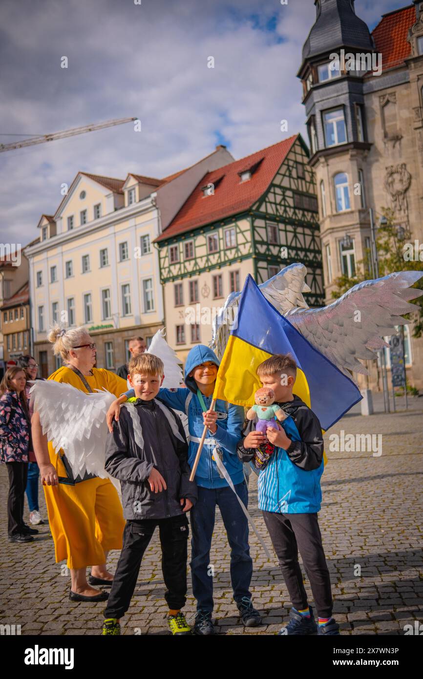 Erfurt, Allemagne - 23 septembre 2023 : célébration de la fête ukrainienne. Diaspora ukrainienne en Allemagne. Enfants portant des ailes de plumes faites à la main. Banque D'Images