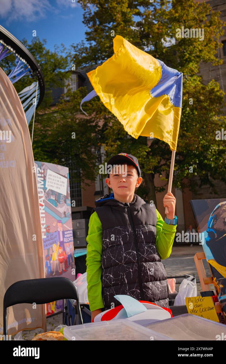 Erfurt, Allemagne - 23 septembre 2023 : célébration de la fête ukrainienne. Diaspora ukrainienne en Allemagne. Jeune garçon à Fair. Ukrainiens dans la foire de la ville allemande avec Banque D'Images